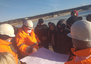 Pracownicy Kopalni prezentują szczegółowy plan terenu Kopalni Biała Góra